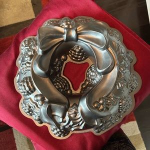 ATTN: HOLIDAY BAKERS! Wreath Bundt Pan